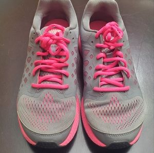 NWOT Nike Gray and Hot Pink Sneaker Shoes| Size 6Y